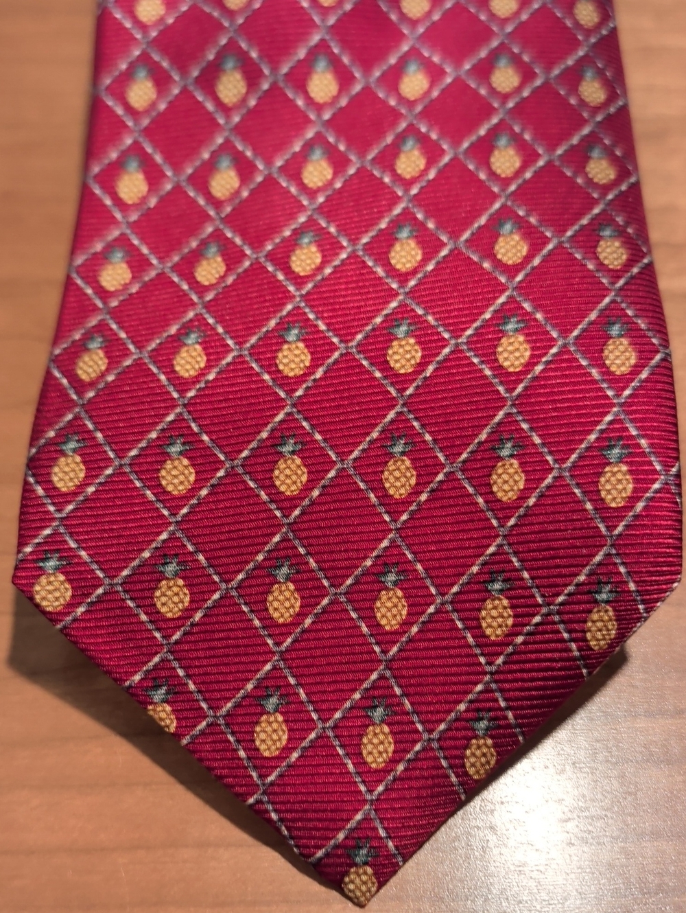 Classic Pineapple Motif Men's Tie in Deep Red